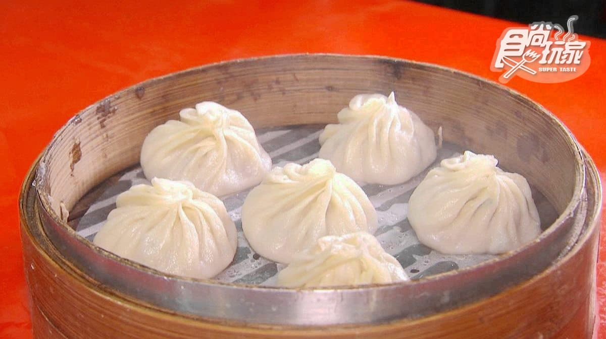 消夜場排隊美食 大顆湯包蒸餃超多汁!