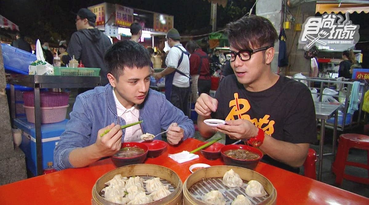 消夜場排隊美食 大顆湯包蒸餃超多汁! 消夜場排隊美食 大顆湯包蒸餃超多汁!