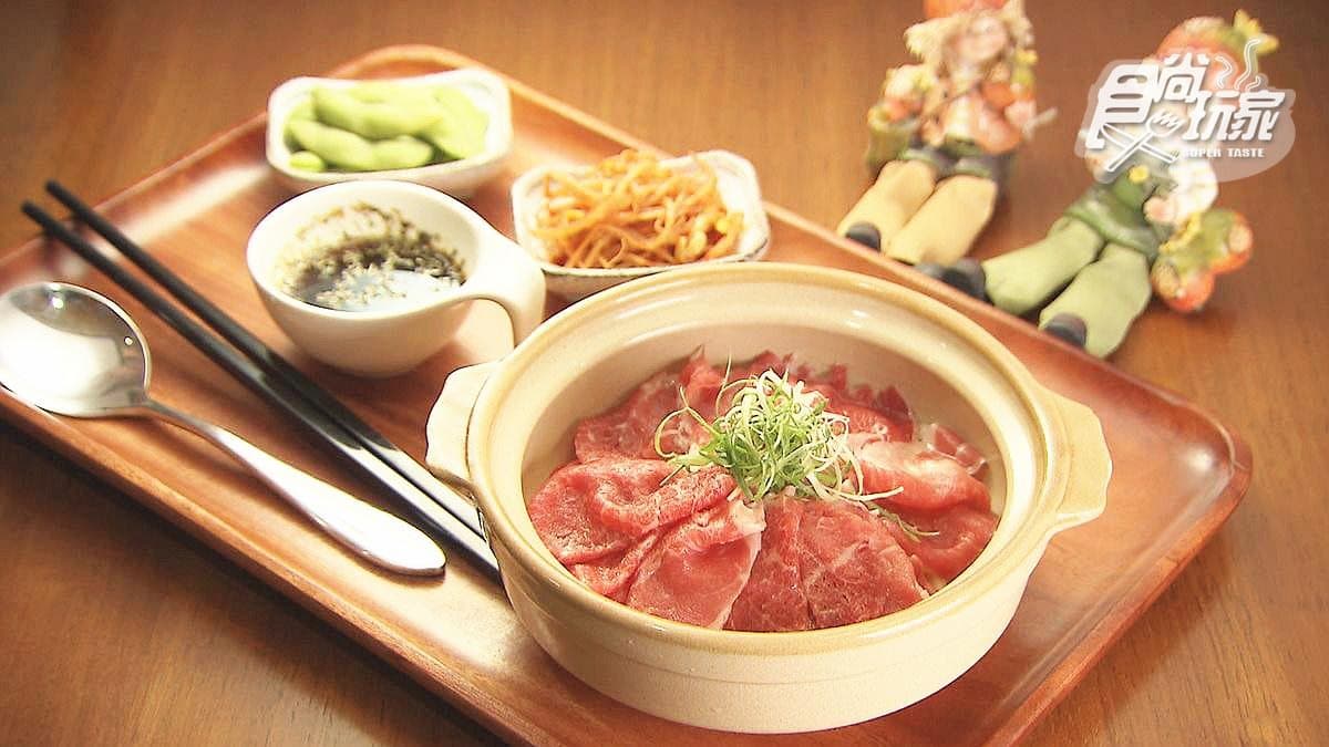 這烏龍麵在桌邊直接涮牛肉 粉紅肉片好香好療癒 這烏龍麵在桌邊直接涮牛肉 粉紅肉片好香好療癒