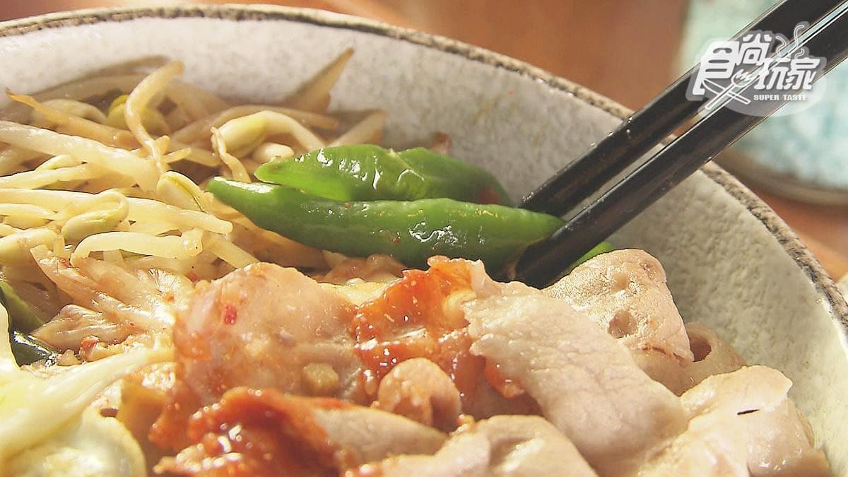 這烏龍麵在桌邊直接涮牛肉 粉紅肉片好香好療癒 這烏龍麵在桌邊直接涮牛肉 粉紅肉片好香好療癒