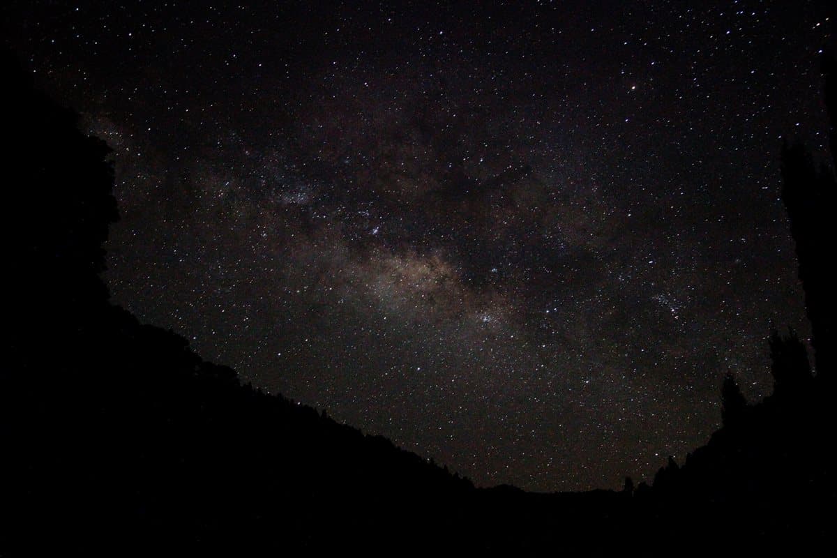 這是仙境吧?萬株繡球花盛開+螢火蟲祕境、無光害星空 這是仙境吧?萬株繡球花盛開+螢火蟲祕境、無光害星空