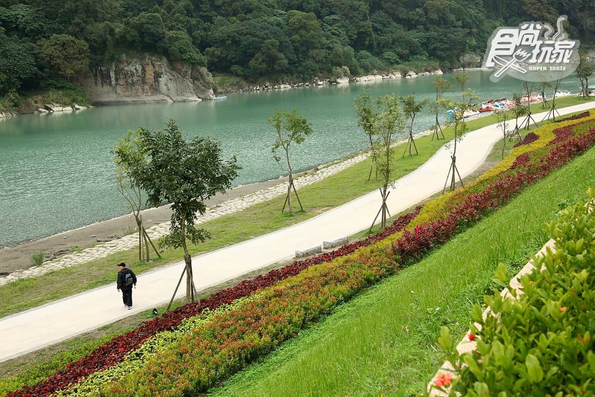 「新店」初夏涼感玩法:百年渡船橫越碧潭、文學步道賞環湖生態、水岸夜景吃「吊串燒」 「新店」初夏涼感玩法:百年渡船橫越碧潭、文學步道賞環湖生態、水岸夜景吃「吊串燒」