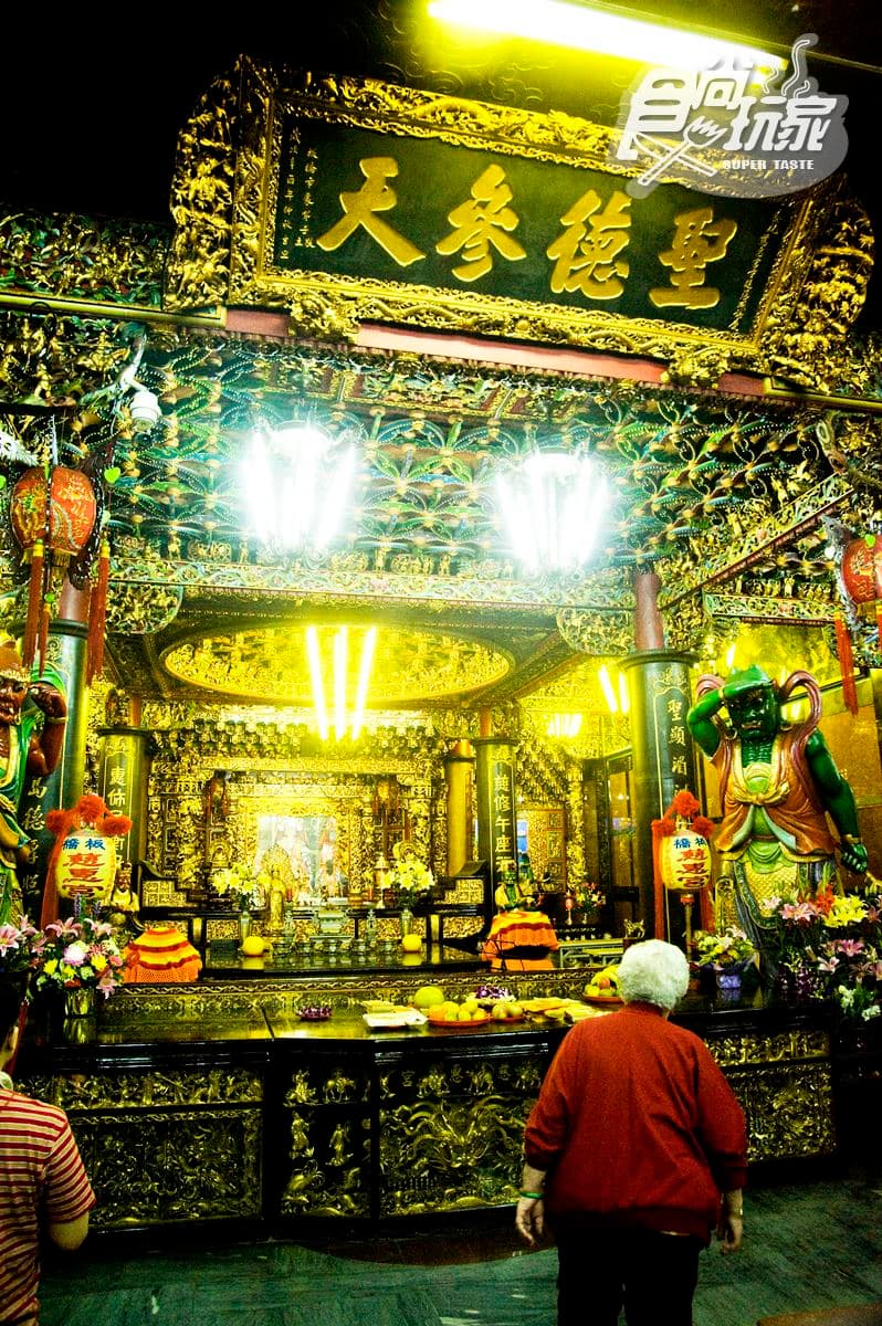 捷運府中站好吃好玩都在這:郭台銘篤信的媽祖廟、頂級黑豬肉餛飩、百年古厝花園 捷運府中站好吃好玩都在這:郭台銘篤信的媽祖廟、頂級黑豬肉餛飩、百年古厝花園