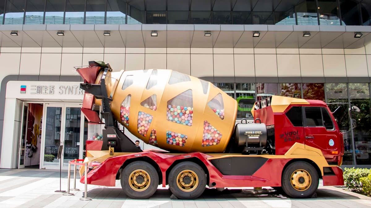 扭蛋機不夠看!超大「扭蛋水泥車」出場,大蛋蛋抽機票、重機 扭蛋機不夠看!超大「扭蛋水泥車」出場,大蛋蛋抽機票、重機