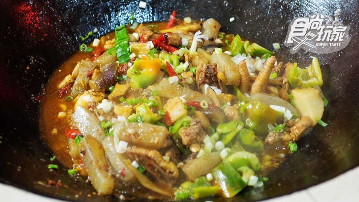 四川闆娘自製泡椒和豆瓣醬是重點!大鍋炒土灶雞香氣太逼人