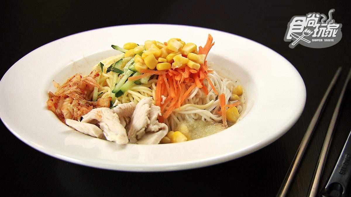 像是在文青咖啡店吃涼麵 咖哩混搭麻醬蕎麥涼麵hen有創意