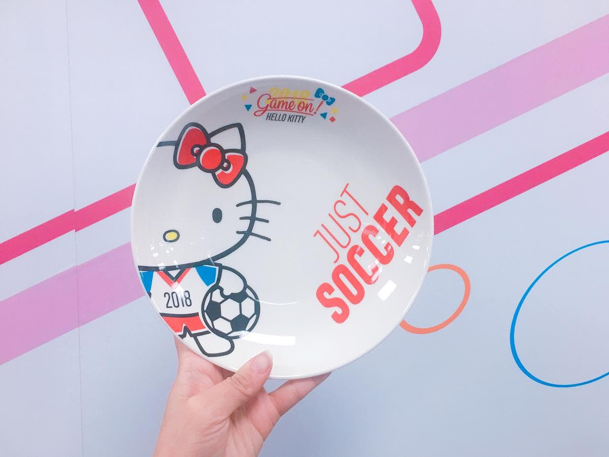 女孩也要瘋世足!3款獨家「HELLO KITTY」碗盤組,限量加購來了! 女孩也要瘋世足!3款獨家「HELLO KITTY」碗盤組,限量加購來了!