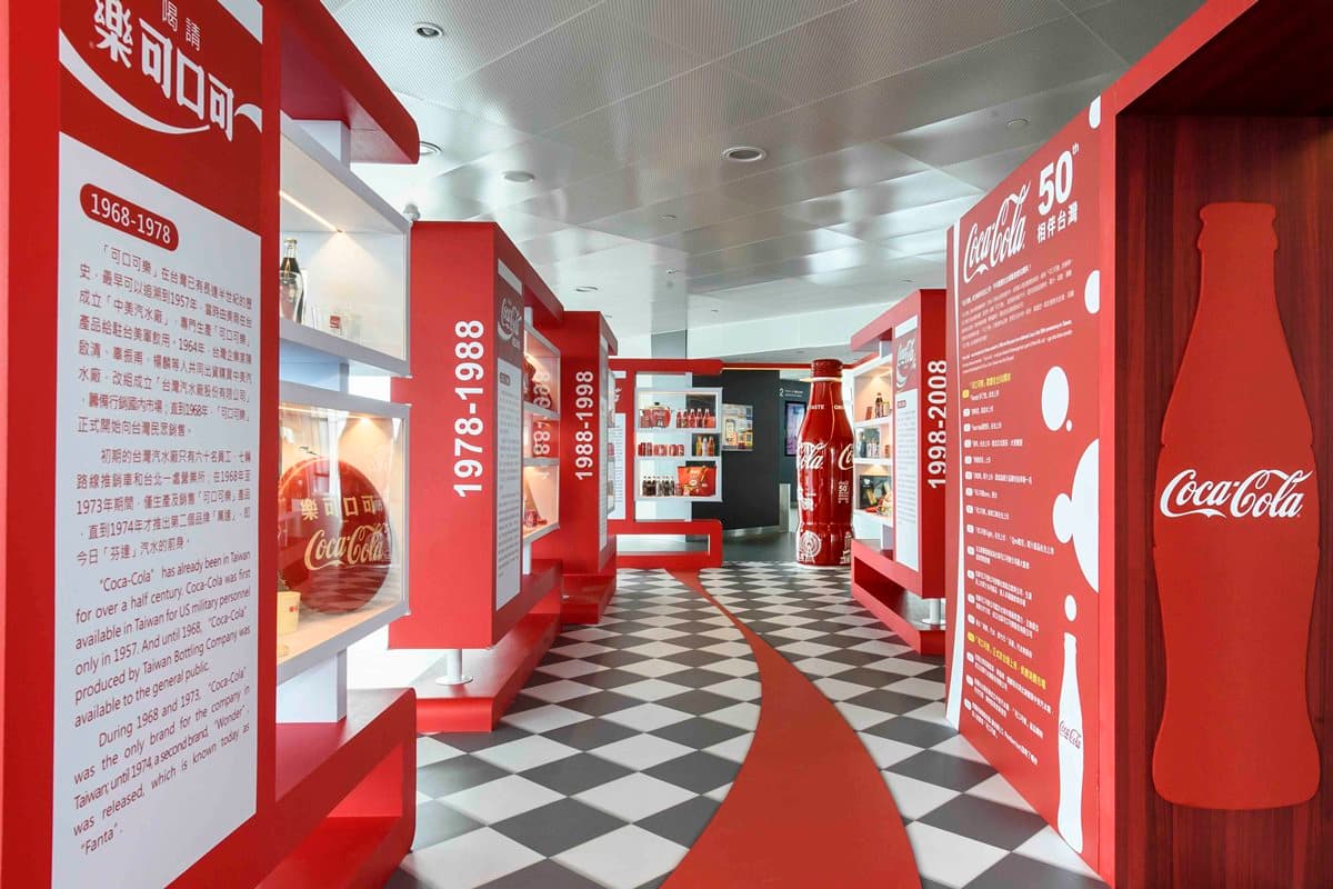 全台最高打卡點!「可口可樂」在台50周年特展 巨型曲線瓶必拍 全台最高打卡點!「可口可樂」在台50周年特展 巨型曲線瓶必拍