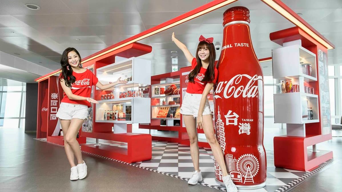 全台最高打卡點!「可口可樂」在台50周年特展 巨型曲線瓶必拍 全台最高打卡點!「可口可樂」在台50周年特展 巨型曲線瓶必拍