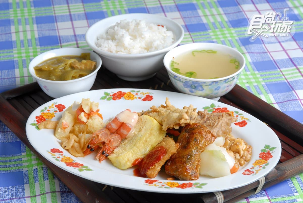 岡山老饕口袋名單這8間:澎派全羊料理、創新鹹蛋瘦肉粥、全台唯一青木瓜吐司 有著多樣配菜的快餐,都是店家當天製作,吃的是數十年不變的和風傳統滋味