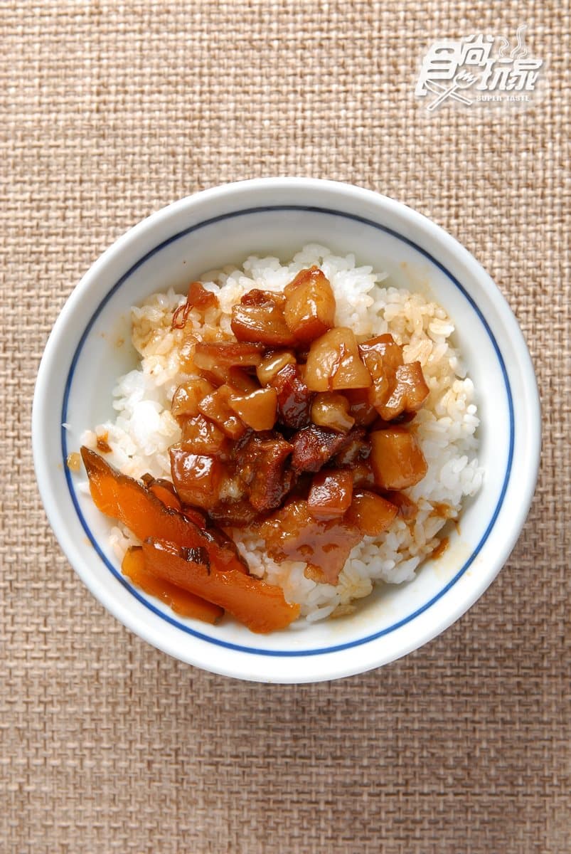 岡山老饕口袋名單這8間:澎派全羊料理、創新鹹蛋瘦肉粥、全台唯一青木瓜吐司 滷肉飯,堅持手切的黑豬肉需滷上12小時以上,搭配花蓮好米的口感,香甜味濃,美味可口