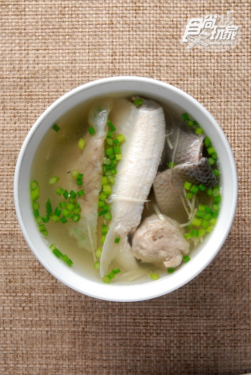 岡山老饕口袋名單這8間:澎派全羊料理、創新鹹蛋瘦肉粥、全台唯一青木瓜吐司 綜合湯包括虱目魚丸、貢丸、蒸肉丸及虱目魚肚都是店家自行製作,湯頭則特別以魚骨及蔬菜熬出,新鮮美味