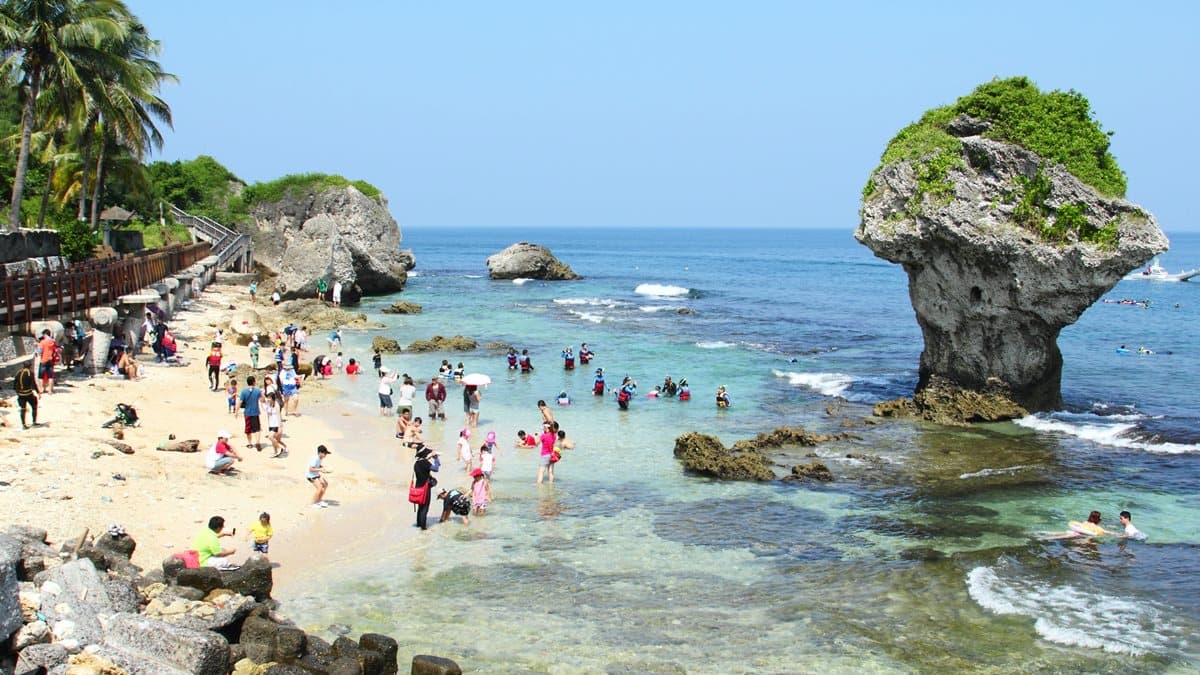 夏天玩跳島!愛上小琉球6個理由:白色貝殼沙灘、神祕鬼洞、珊瑚礁斷崖步道、鬼頭刀炒飯