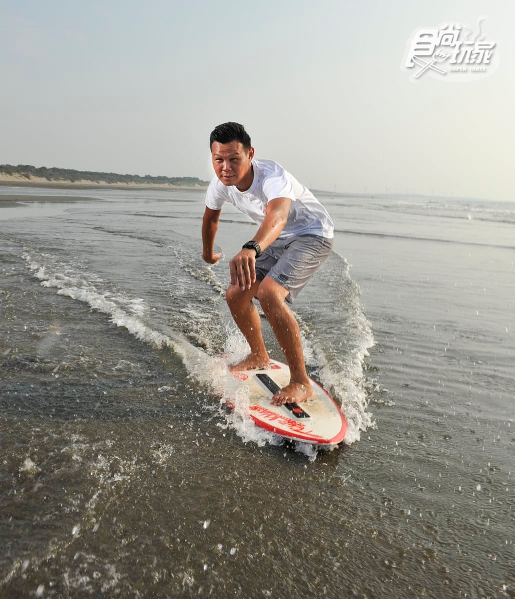 海灘就是遊樂場!親子祕境就在「竹南海濱」:兒童淺灘衝浪+70年布丁綿綿冰 海灘就是遊樂場!親子祕境就在「竹南海濱」:兒童淺灘衝浪+70年布丁綿綿冰