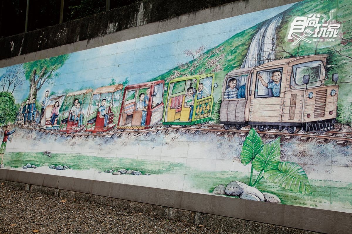 免奔波!烏來「一站式」定點親子玩法:搭台車過山洞、賞80公尺高瀑布、搭纜車玩樂園、九寮步道探遺址 免奔波!烏來「一站式」定點親子玩法:搭台車過山洞、賞80公尺高瀑布、搭纜車玩樂園、九寮步道探遺址