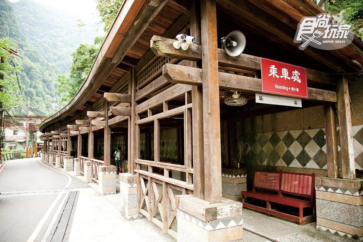 免奔波!烏來「一站式」定點親子玩法:搭台車過山洞、賞80公尺高瀑布、搭纜車玩樂園、九寮步道探遺址 免奔波!烏來「一站式」定點親子玩法:搭台車過山洞、賞80公尺高瀑布、搭纜車玩樂園、九寮步道探遺址