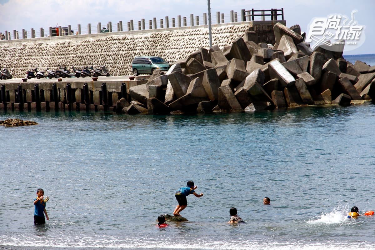 蘭嶼人這樣玩!環島追5奇景:「惡靈之窩」禁地、跨島草原大縱走、傳統地下屋、原民拼板舟、曬飛魚乾 蘭嶼人這樣玩!環島追5奇景:「惡靈之窩」禁地、跨島草原大縱走、傳統地下屋、原民拼板舟、曬飛魚乾