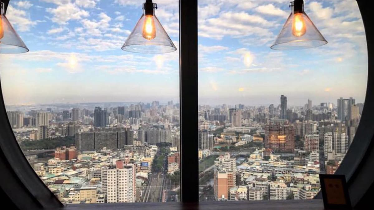 台中最高咖啡館!賞夕陽、夜景佛心價150元就有飲料+輕食