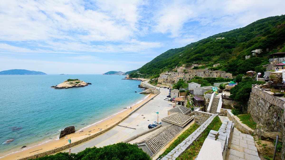 來這裡享受「東方地中海」時光:石頭屋前覽龜島、「糖沙」沙灘看飛機、嘗獨創五行地瓜餃剉冰