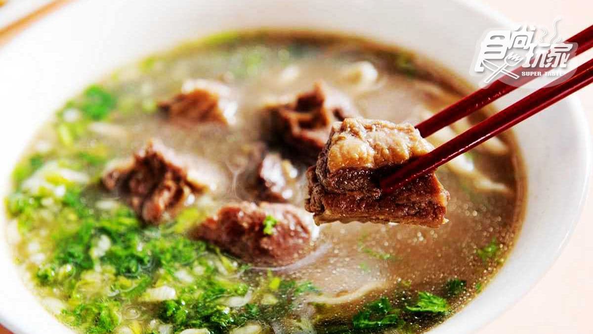 這牛肉湯用炭火熬煮了一天一夜!古早味牛肉麵藏在花蓮最夯文青巷弄裡