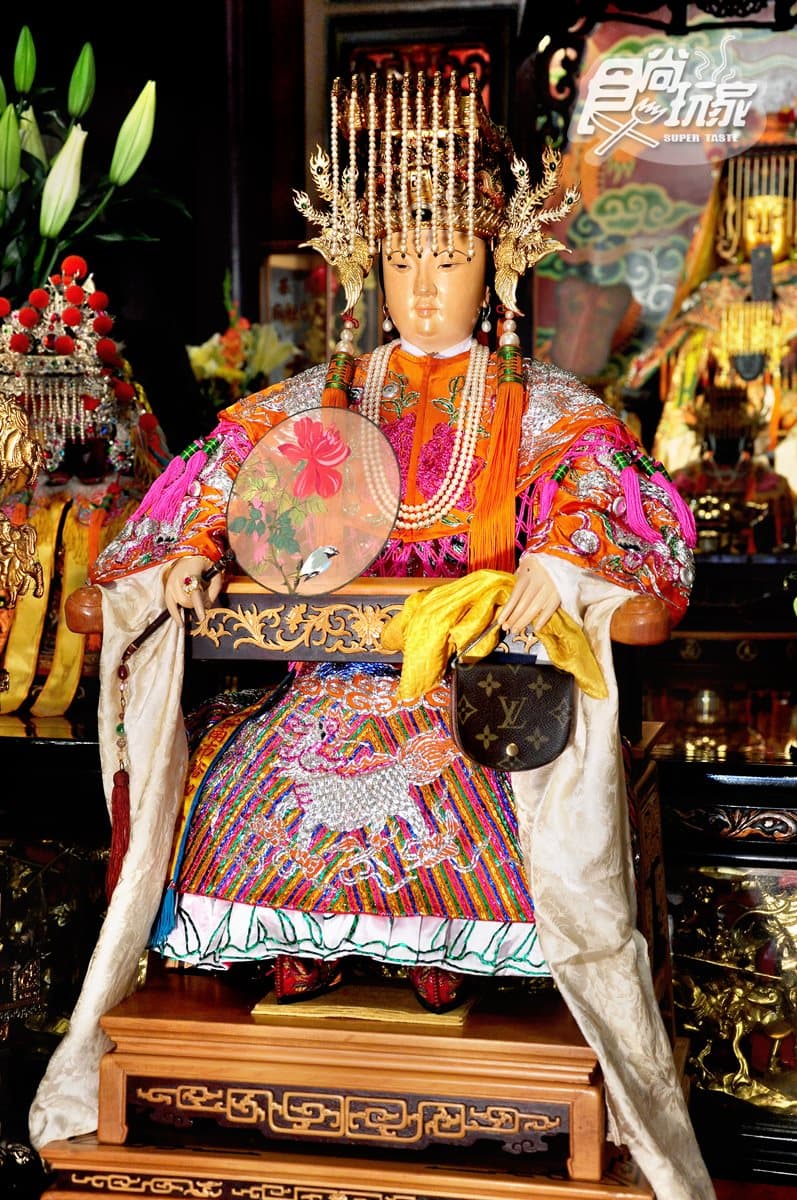 【這裡好有哏】全台灣最時尚「女神」原來是她!戴鑽戒、提名牌包出巡 【這裡好有哏】全台灣最時尚「女神」原來是她!戴鑽戒、提名牌包出巡