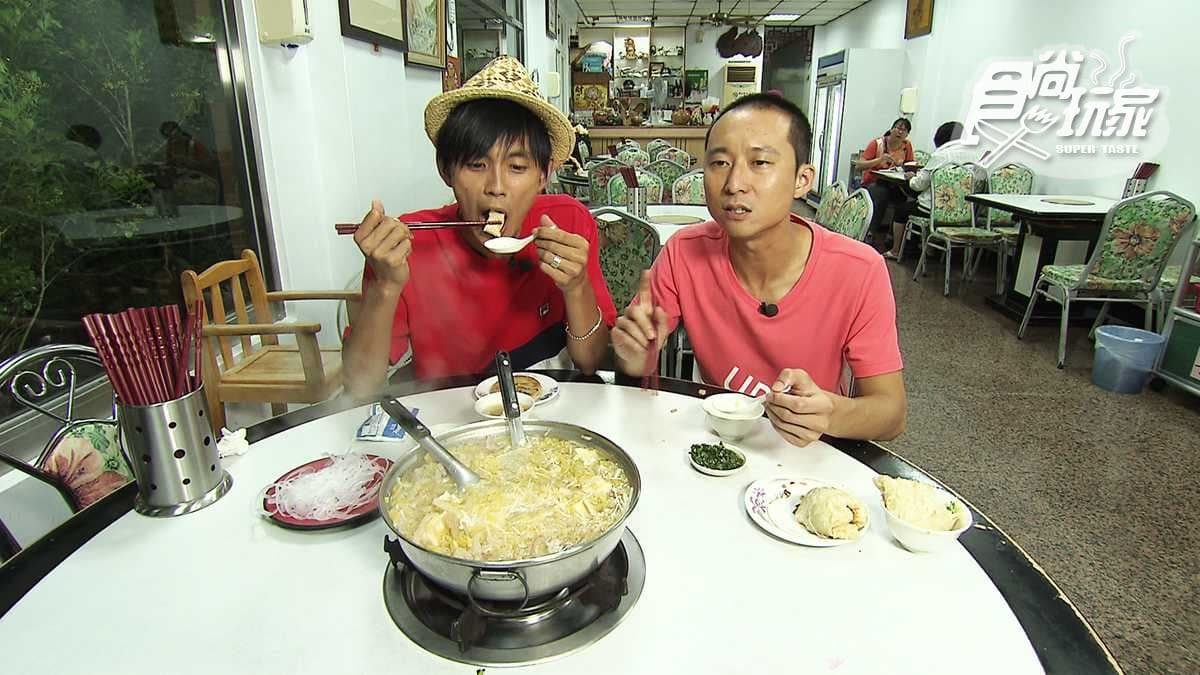 浩翔帶路!這家超帶勁「酸菜白肉鍋+餡餅」好好吃!必點餡餅超會爆汁