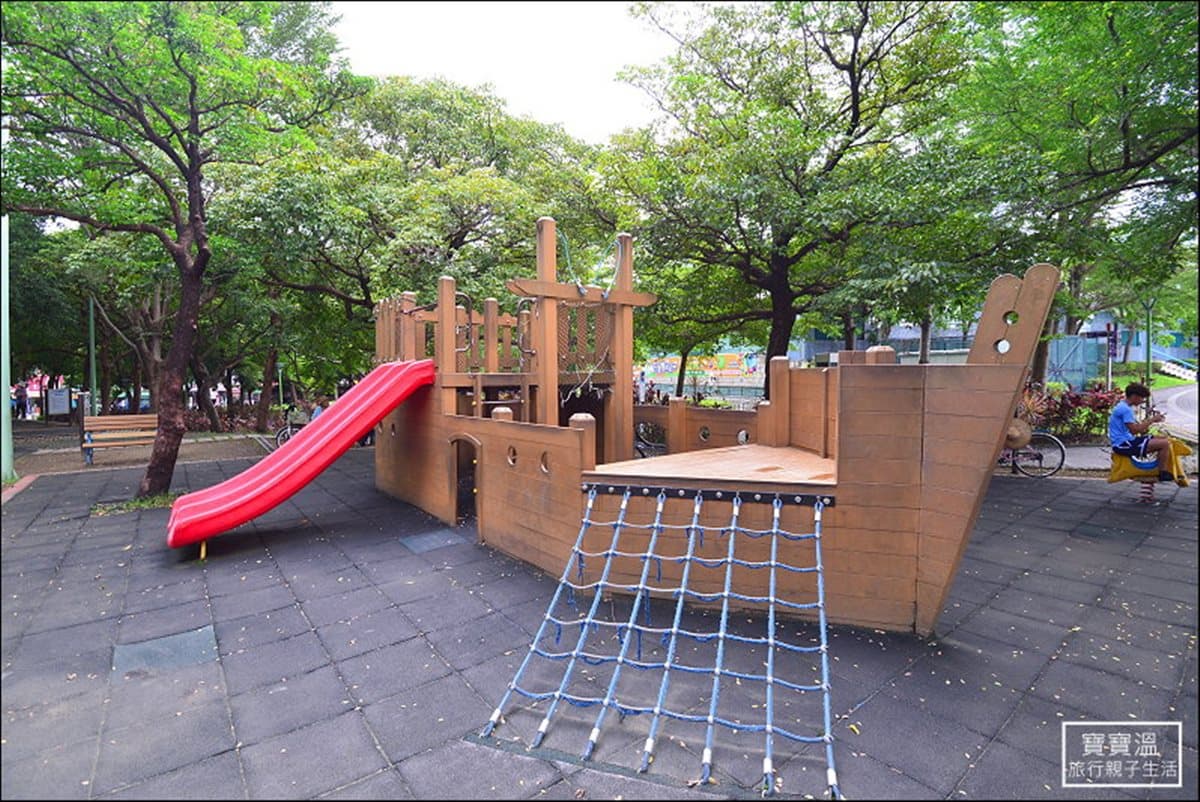 三振出局!全新景點「棒球主題公園」 巨型手套、透明溜滑梯成亮點 三振出局!全新景點「棒球主題公園」 巨型手套、透明溜滑梯成亮點