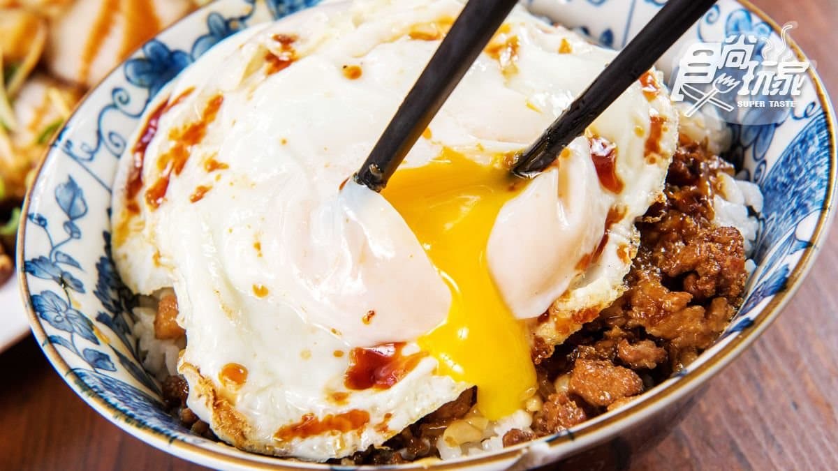 太銷魂了!半熟蛋汁加噴香肉燥神組合,「月見滷肉飯」必吃這4家