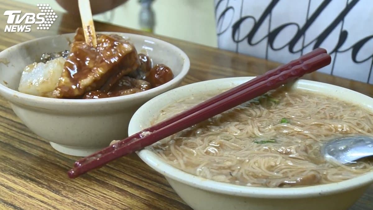 桃園人排隊也要吃傳統早餐這2家:日賣600碗麵線加甜不辣、6點就排隊超大塊肉羹麵