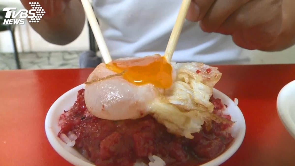 聽說台東人早餐都會這樣點:紅麴飯淋炸蛋液、米苔目加「丸蛋」