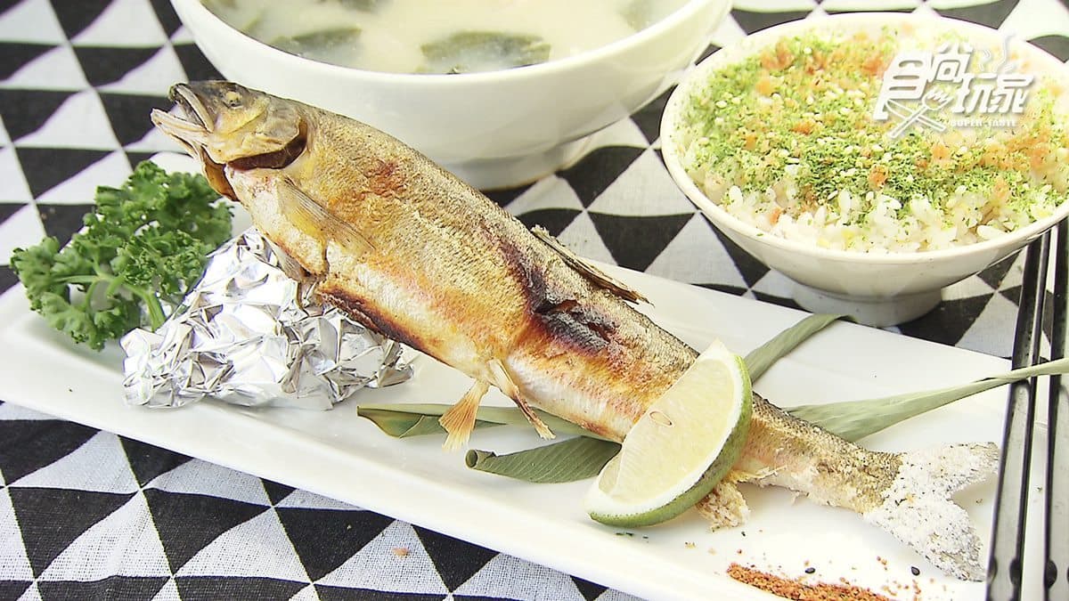 台南人就是這麼狂!新鮮海產當早餐 火烤香魚、日式鮭魚飯一吃就忘不了的美味