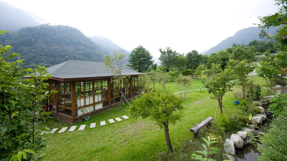 吃美食配美景!2家山林祕境美拍餐廳:厲害烤雞沒預約吃不到、1週只賣4餐私房料理