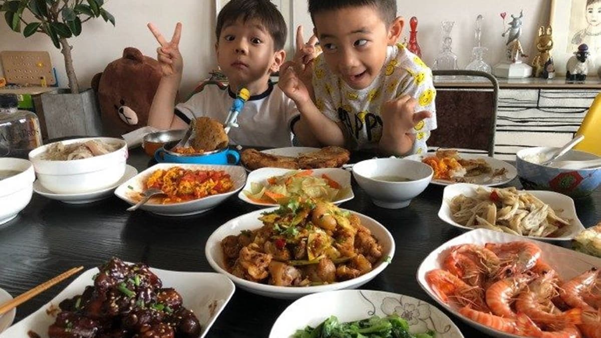小小春Jasper正港吃貨不停歇 吃這個食物口水直流超萌
