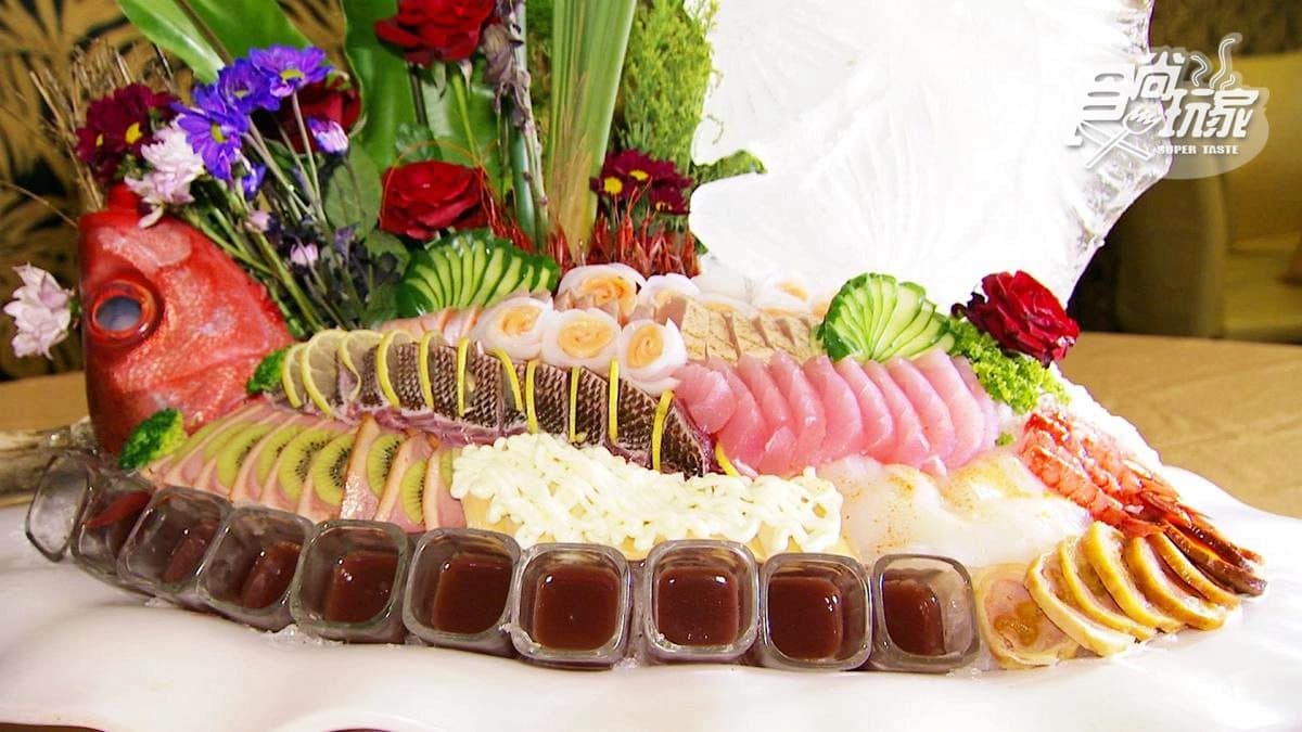 宜蘭人最愛無菜單料理!「生魚片船」超霸氣、「草繩貴妃牛」會噴火