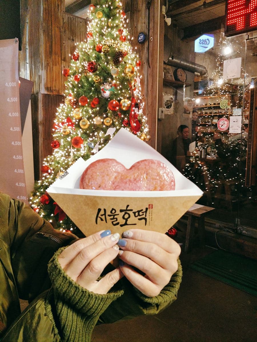 韓國街頭新發現!粉紅色「愛心」糖餅,好想和男友一起吃 韓國街頭新發現!粉紅色「愛心」糖餅,好想和男友一起吃