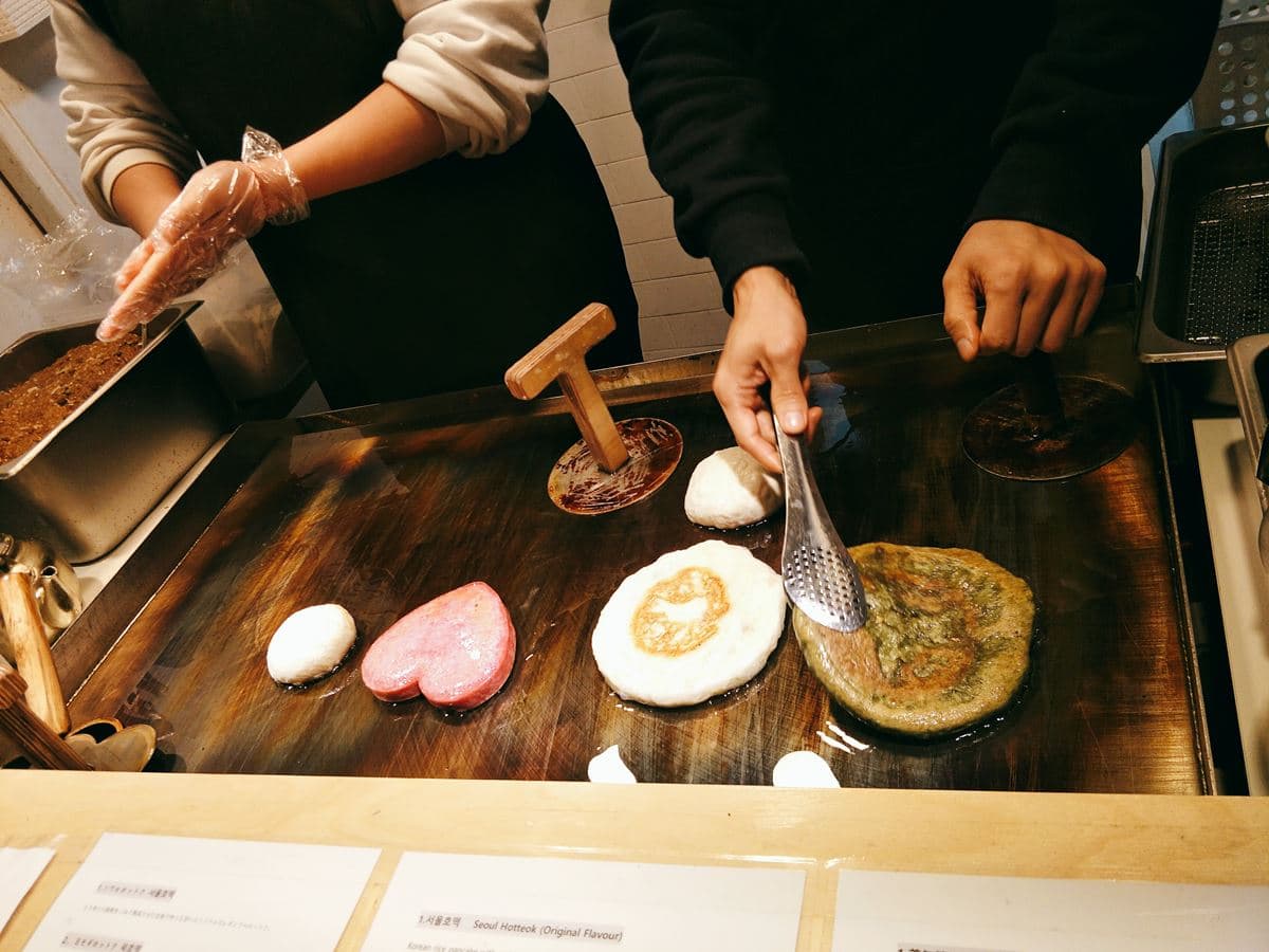 韓國街頭新發現!粉紅色「愛心」糖餅,好想和男友一起吃 韓國街頭新發現!粉紅色「愛心」糖餅,好想和男友一起吃