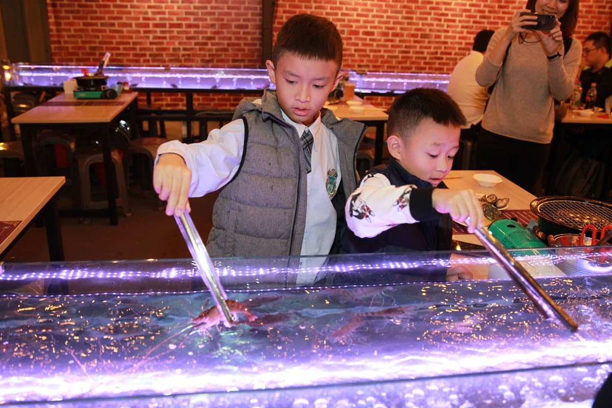 【新開店】泰國「流水蝦吃到飽」搬到台中 「18米玻璃水道」好浮誇 【新開店】泰國「流水蝦吃到飽」搬到台中 「18米玻璃水道」好浮誇