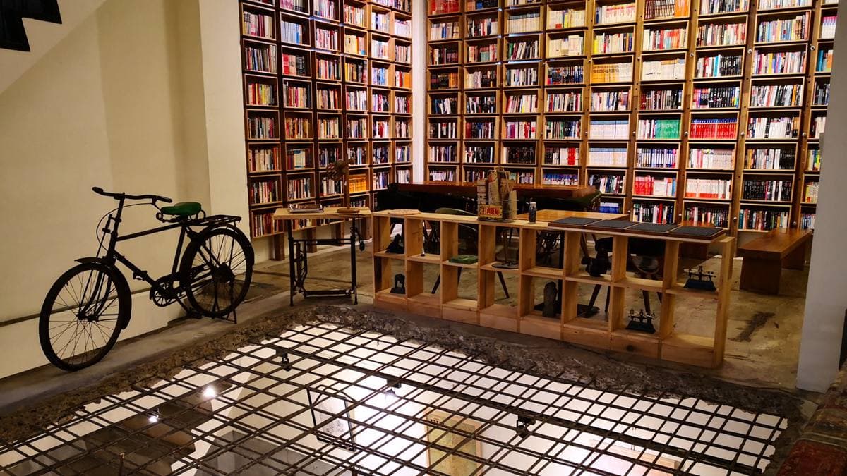 台版「霍格華茲風」背包旅店 這根本是睡在圖書館裡