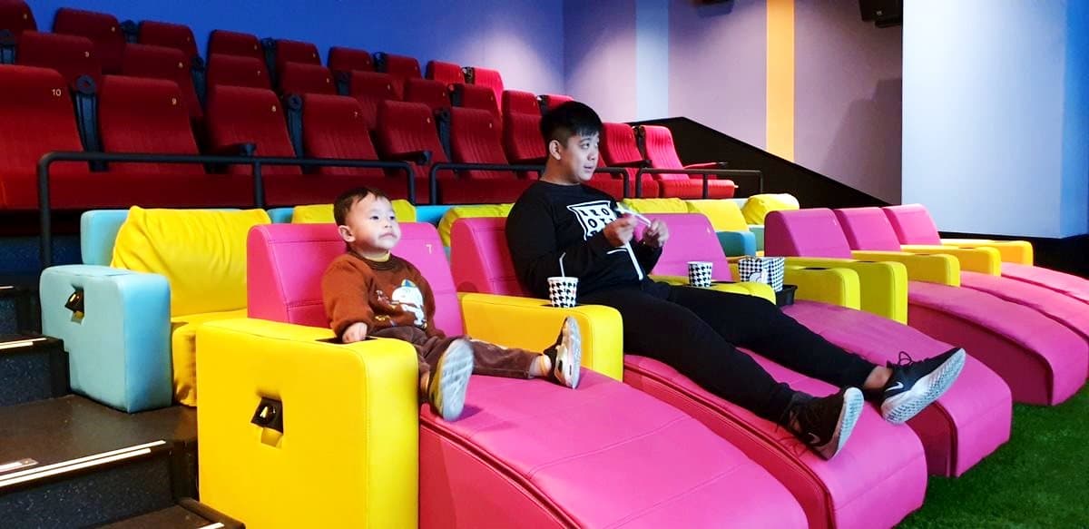 2家「親子電影院」超有哏!座椅旁有溜滑梯、飲料喝到飽,還附設遊戲區 2家「親子電影院」超有哏!座椅旁有溜滑梯、飲料喝到飽,還附設遊戲區