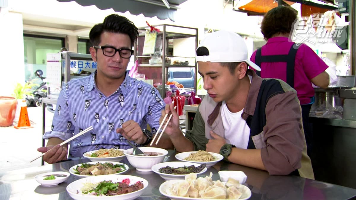 吃過就回不去了!台南「盤裝乾意麵」飄香70年,必搭豬肝湯