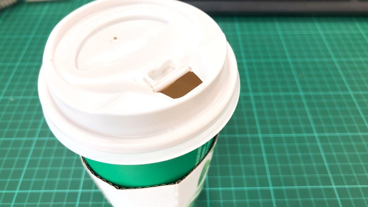 「咖啡杯口蓋」往上掀或往下壓?這句話讓男網友心碎PO文掀論戰