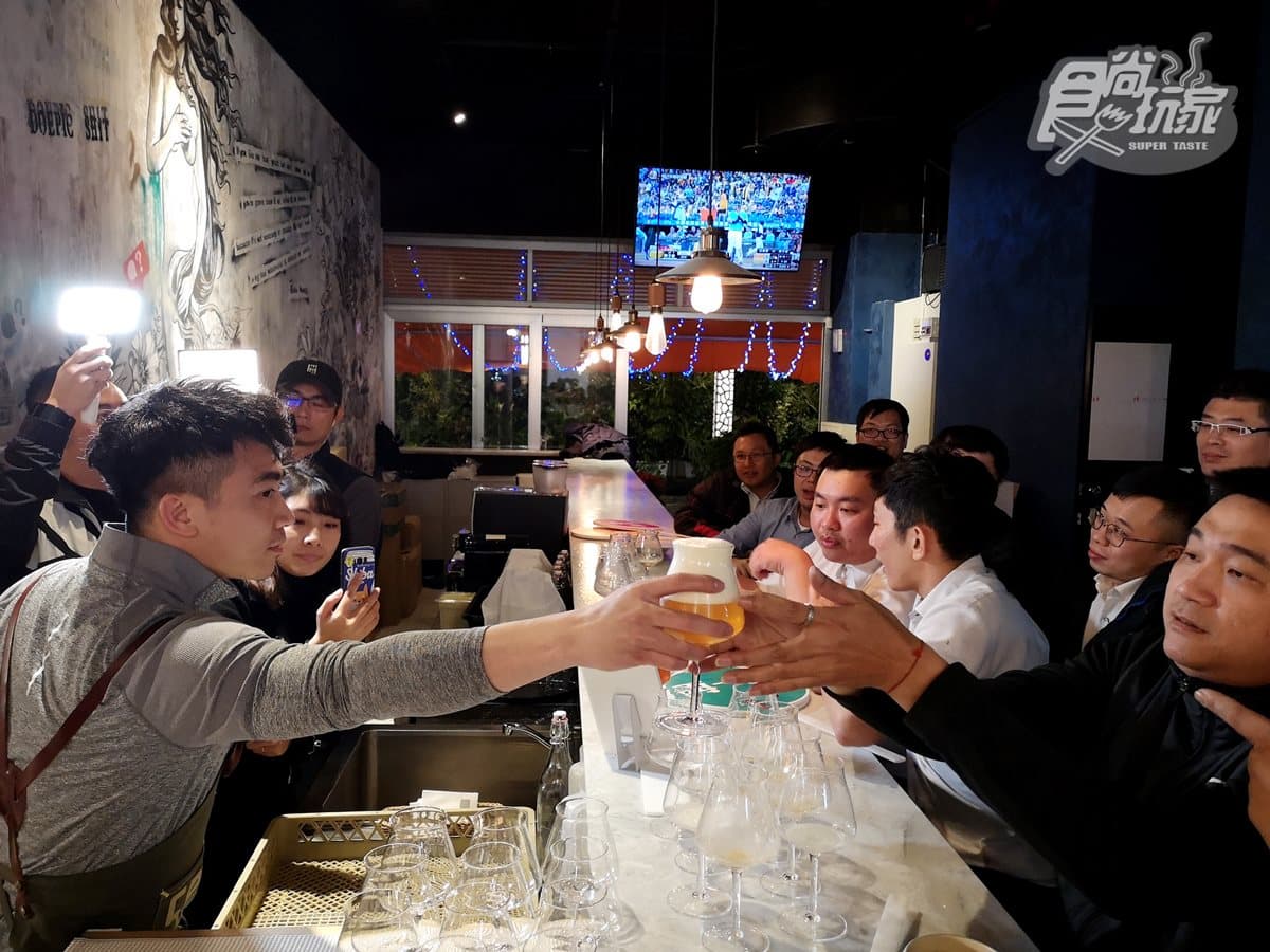 這家餐廳精釀啤酒免費喝!2人18杯喝完「不用錢」,加碼獎金5萬 這家餐廳精釀啤酒免費喝!2人18杯喝完「不用錢」,加碼獎金5萬