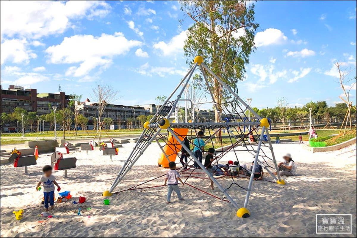 小孩玩瘋了!遊戲場就蓋在沙坑上 高雄最新公園成玩沙天堂 小孩玩瘋了!遊戲場就蓋在沙坑上 高雄最新公園成玩沙天堂