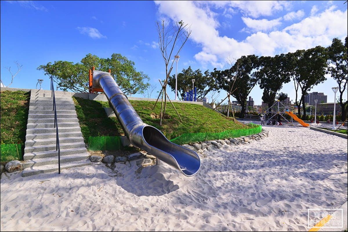 小孩玩瘋了!遊戲場就蓋在沙坑上 高雄最新公園成玩沙天堂 小孩玩瘋了!遊戲場就蓋在沙坑上 高雄最新公園成玩沙天堂