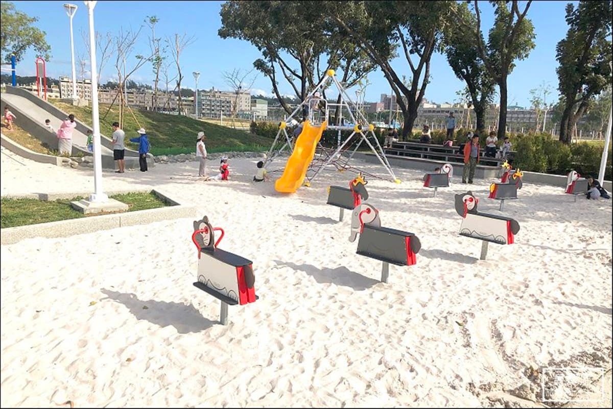 小孩玩瘋了!遊戲場就蓋在沙坑上 高雄最新公園成玩沙天堂 小孩玩瘋了!遊戲場就蓋在沙坑上 高雄最新公園成玩沙天堂