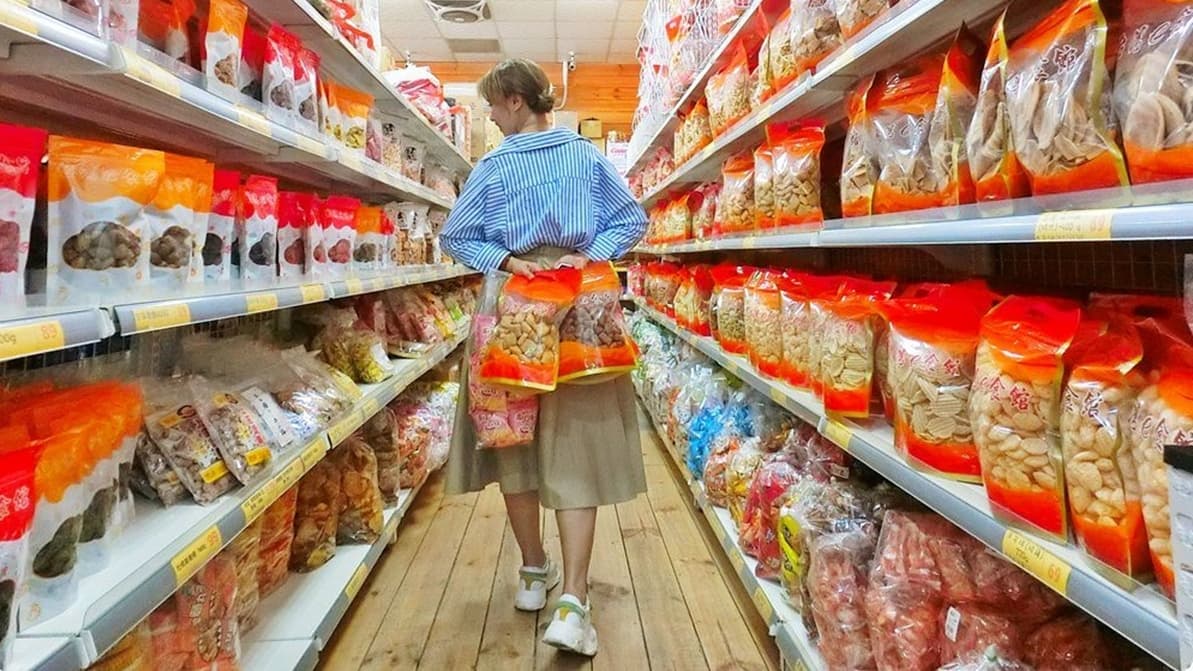 抱整箱才過癮!台中「零食批發天堂」,千種商品對折流血價