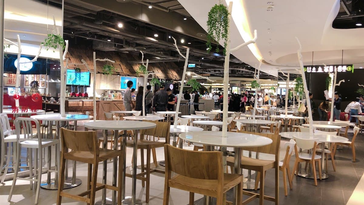 防疫再升級!百貨美食街新增「透明隔板區」,單人座防口沫亂噴 防疫再升級!百貨美食街新增「透明隔板區」,單人座防口沫亂噴