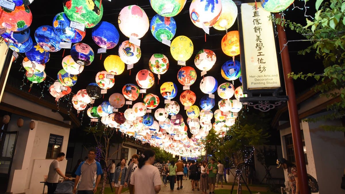 鹿港限定!走進掛滿「1200盞」燈籠巷,加碼看「花燈展、光雕秀」