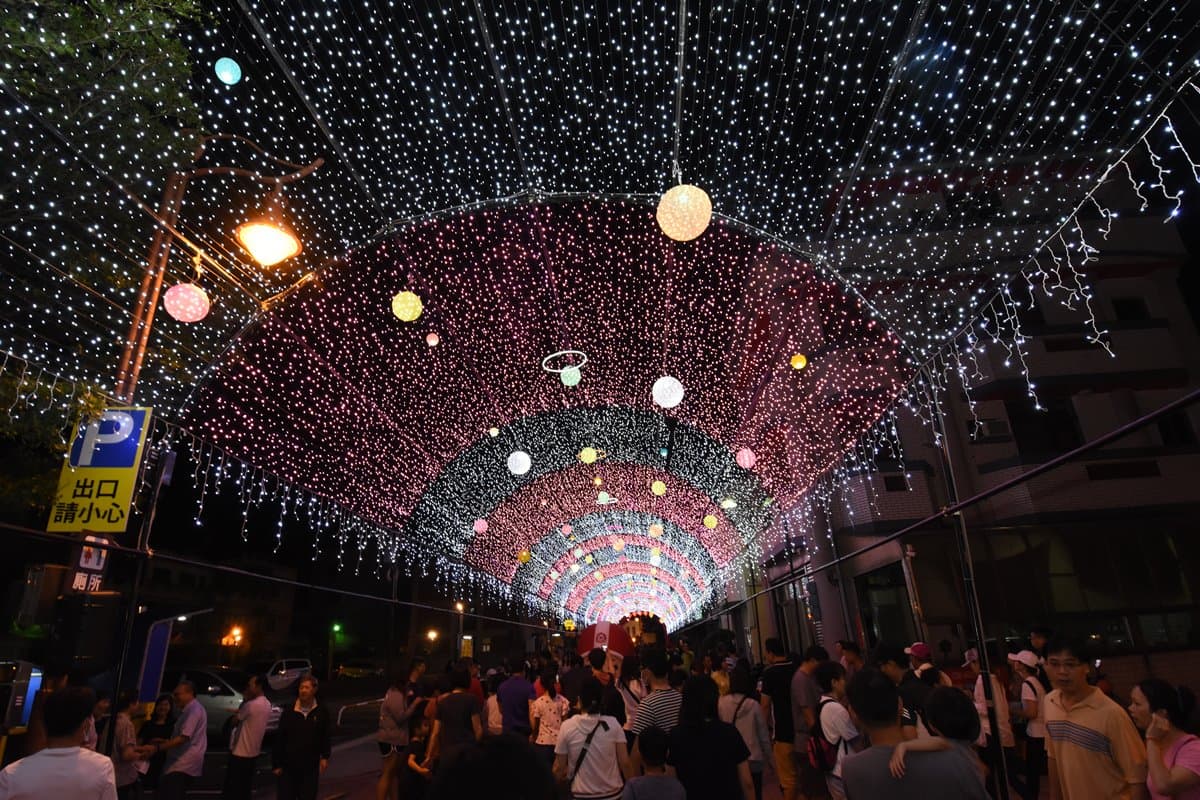 鹿港限定!走進掛滿「1200盞」燈籠巷,加碼看「花燈展、光雕秀」 鹿港限定!走進掛滿「1200盞」燈籠巷,加碼看「花燈展、光雕秀」