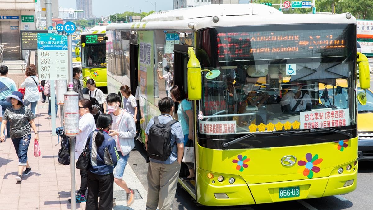 上下車都要嗶嗶!台北、新北「公車族新制」7月上路,少刷無轉乘優惠 上下車都要嗶嗶!台北、新北「公車族新制」7月上路,少刷無轉乘優惠